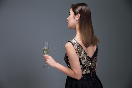 美女喝酒摄影照片_身穿晚礼服的优雅女性