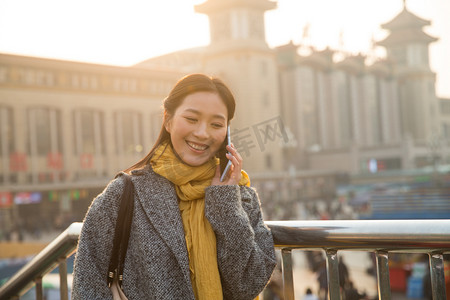 春运摄影照片_青年女人在站前广场