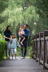 庭院小路摄影照片_幸福家庭在户外散步