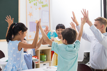 教师和小学生在教室里