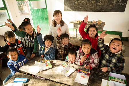 学习摄影照片_乡村女教师和小学生在教室里