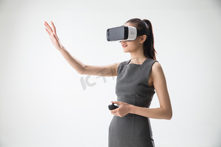 通讯科技信息摄影照片_戴着VR眼镜的青年女人