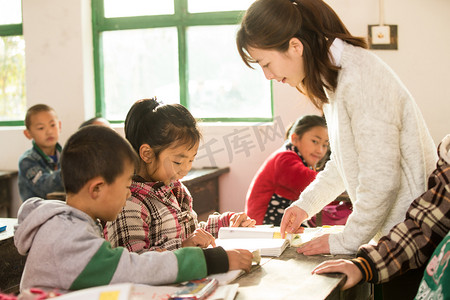 乡村女教师和小学生在教室里