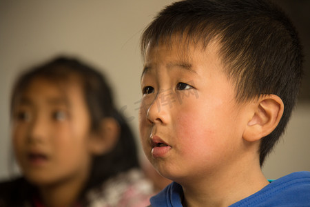 学习认真摄影照片_乡村小学里的小学生