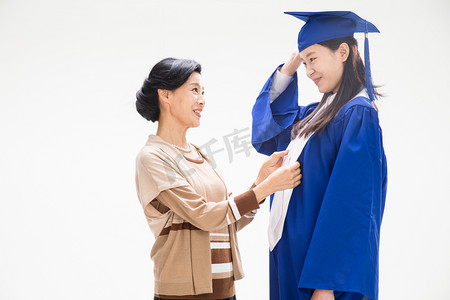 毕业季活动背景摄影照片_幸福快乐的母女