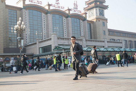 春节旅游海报摄影照片_青年男人在火车站