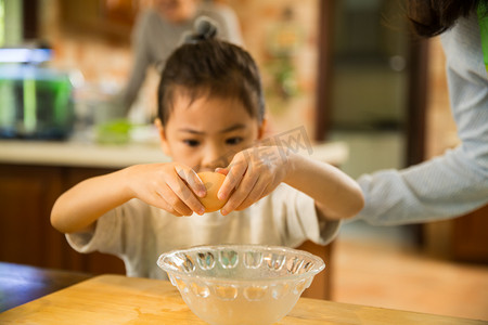 小小学生摄影照片_小女孩帮妈妈做家务