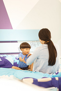 可爱的妈妈摄影照片_可爱的小男孩和妈妈在卧室玩耍