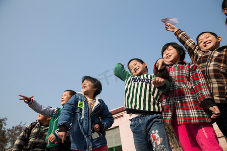 乡村小学生在学校放纸飞机