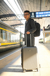 春运火车摄影照片_青年男人在车站月台