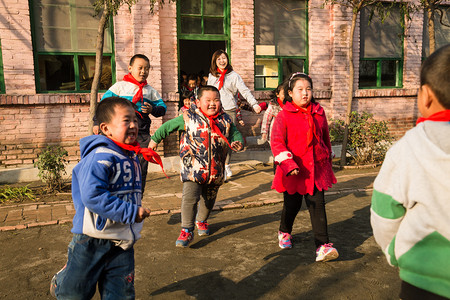 乡村教师和小学生在学校里