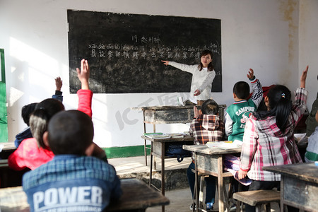 希望工程摄影照片_乡村女教师和小学生在教室里