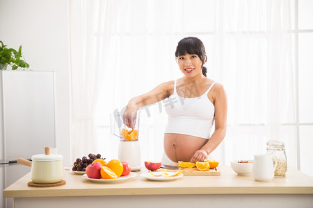 孕妇准备水果