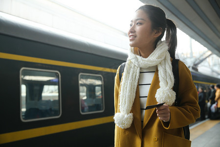 青年女人在车站月台