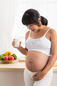 厨房温馨摄影照片_孕妇喝牛奶