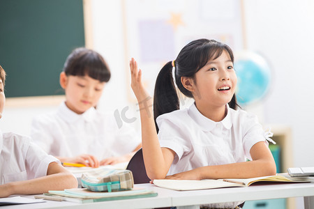 亚洲男孩摄影照片_小学生在教室里学习