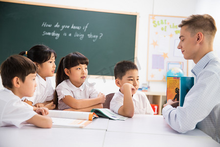 教师和小学生在教室里