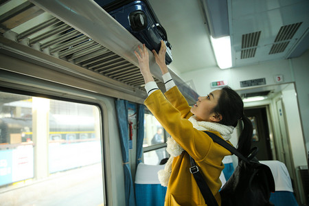 青年女人在火车上