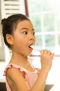 小女孩刷牙