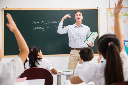 欧美现代摄影照片_教师和小学生在教室里