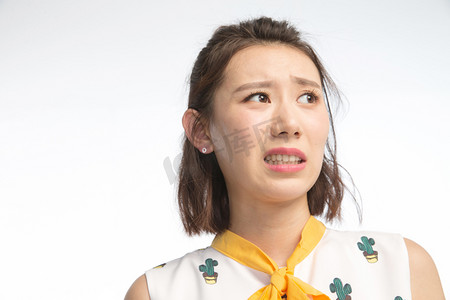 闷闷不乐的青年女人人像小女孩好的伤心无助摄影图配图面部表情痛苦的