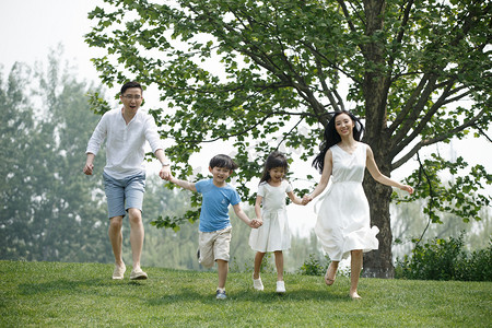 快乐家庭在草地上奔跑
