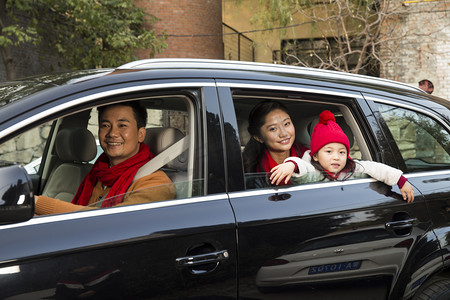 汽车春节摄影照片_幸福家庭坐在汽车里