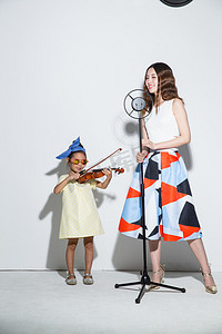 拉小提琴摄影照片_小女孩和妈妈拉小提琴