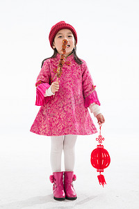 粉色可爱元素摄影照片_欢乐的小女孩吃糖葫芦