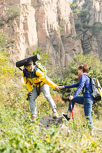 年轻男女摄影照片_青年男女登山