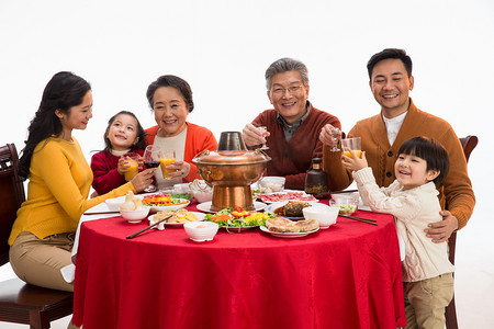 吃火锅的女人摄影照片_幸福家庭过年吃团圆饭