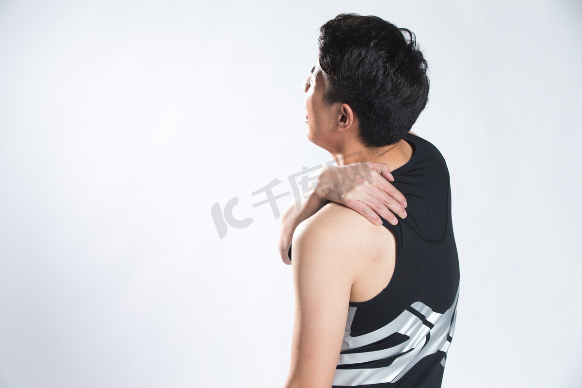 年轻男子手臂疼痛在白色背景的平面设计。物理损伤手臂绷带。肌肉或骨骼问题。插画图片素材_ID:409705850-Veer图库