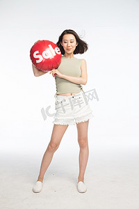 双十一图片摄影照片_年轻女孩拿着气球