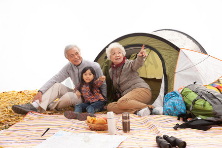 年轻妈妈和孩子试穿衣服