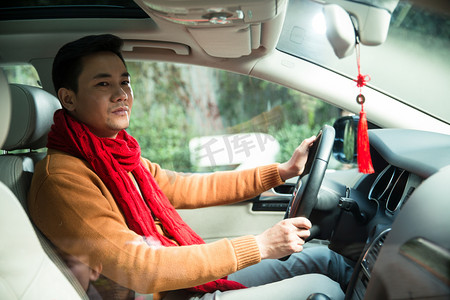 青年男人驾驶汽车