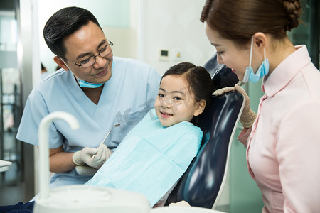 牙科诊疗室摄影照片_可爱的小女孩在牙科诊疗室