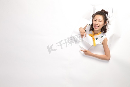 中国剪纸摄影照片_青年女人通过纸洞窥视