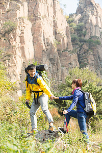 青年男女登山