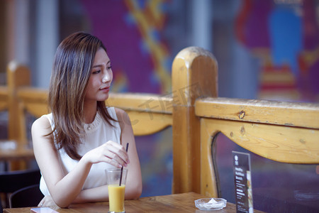 青年女人在喝果汁