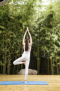 健身女人摄影照片_青年女人练习瑜伽