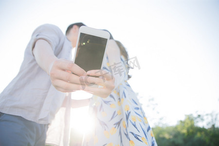用手机的情侣摄影照片_青年情侣用手机照相