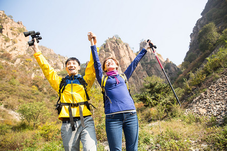 户外登山摄影照片_青年男女登山