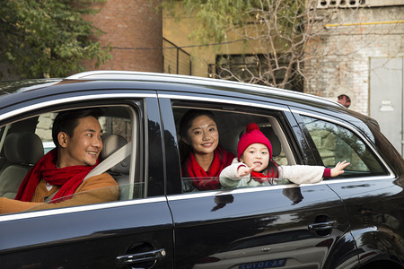 过年自驾摄影照片_幸福家庭坐在汽车里