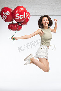 电商炫彩字母摄影照片_快乐的年轻女孩拿着气球