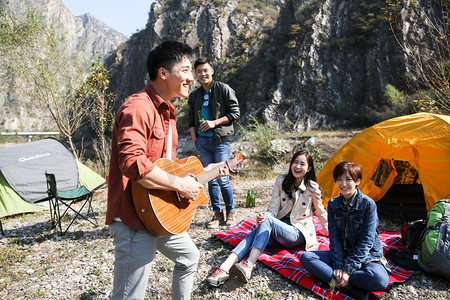 风景摄影照片_青年男女在山里露营