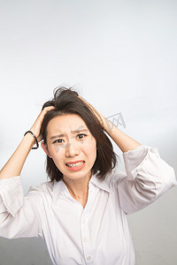 痛苦的青年男人表情愤怒的商务青年男人难过孤单女孩人物形象冷漠摄影