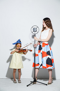 小提琴表演摄影照片_小女孩和妈妈拉小提琴