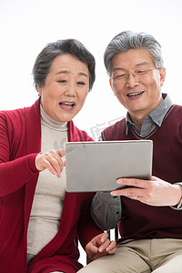 拜年老人摄影照片_老年夫妇用平板电脑