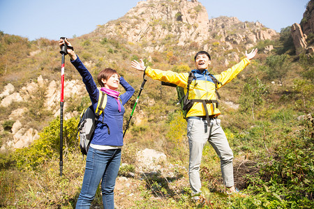 青年男女登山