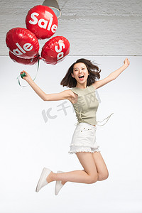12气球摄影照片_快乐的年轻女孩拿着气球